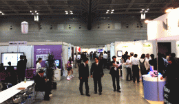 ヒューネラルビジネスフェア2012　１万人以上の葬儀業界関係者が来場し賑わう会場（パシフィコ横浜）